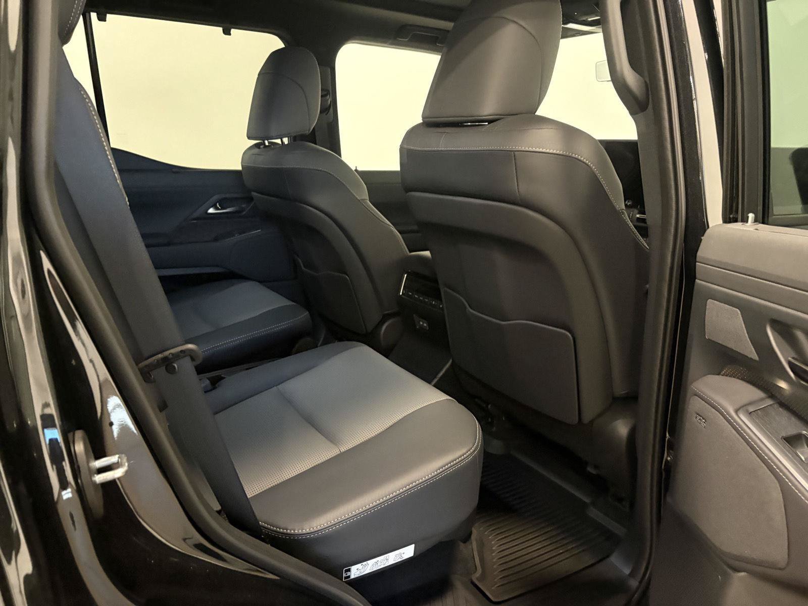 Used 2026 Lexus GX 550 w/ Accessory Package (2T) AWD/4WD image 41