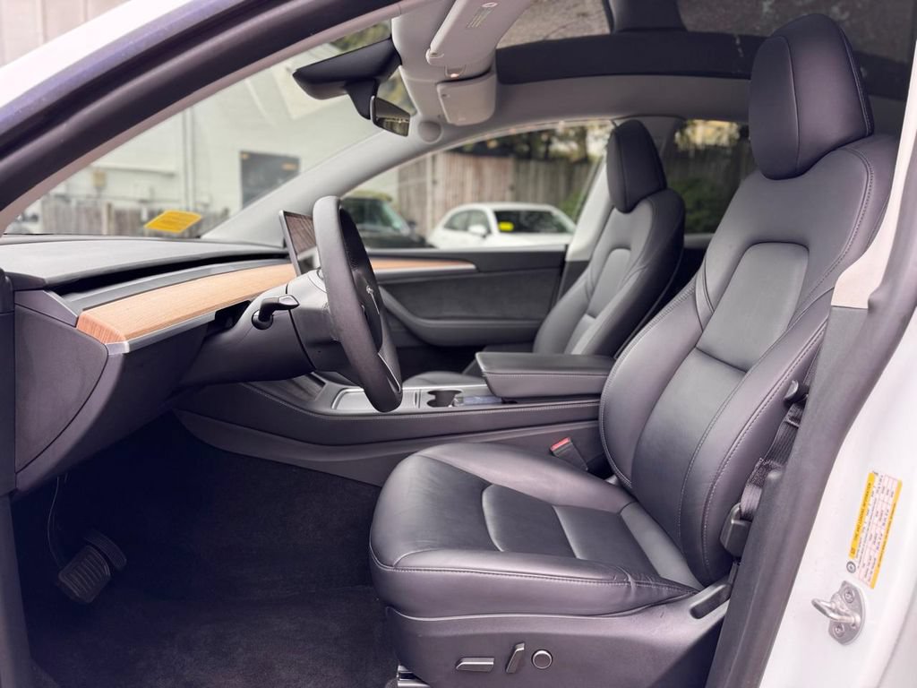 Used 2024 Tesla Model Y Long Range AWD/4WD image 17