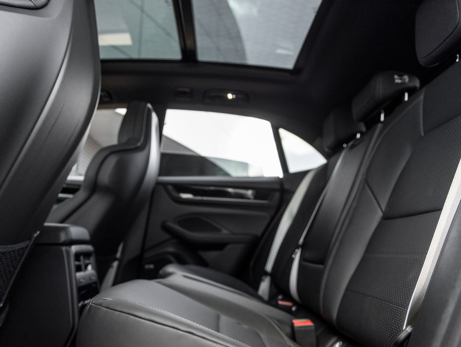 Certified 2025 Porsche Macan Electric RWD image 31