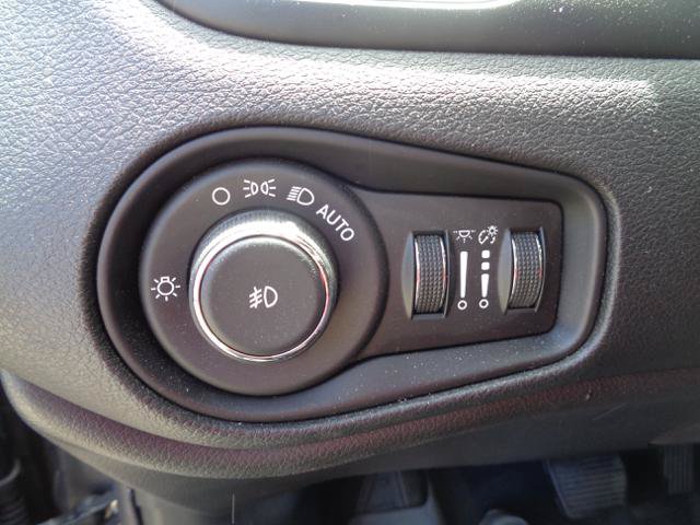 Used 2017 Jeep Renegade Latitude w/ Popular Equipment Group AWD/4WD image 33