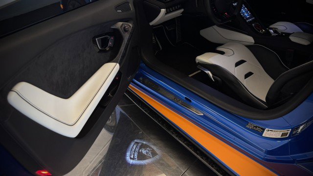Used 2021 Lamborghini Huracan EVO RWD image 15