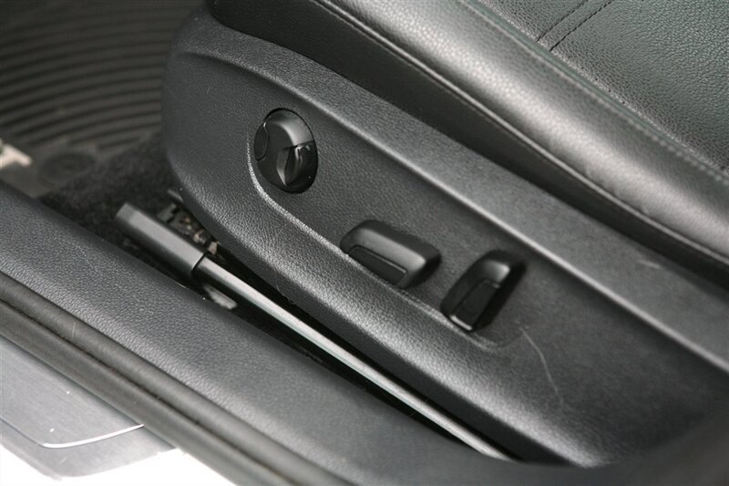 Used 2017 Volkswagen Passat 1.8T SE FWD image 12