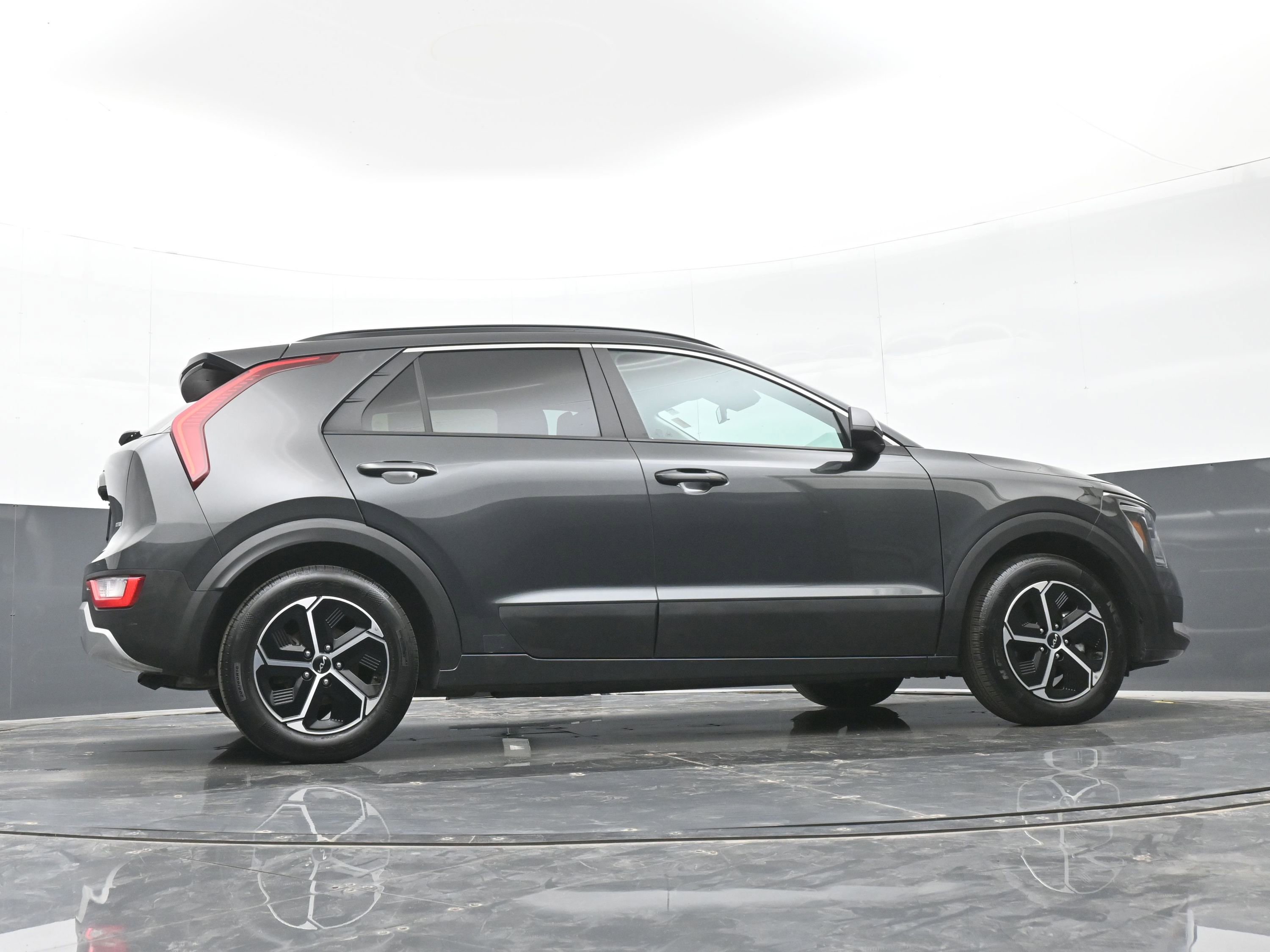 Used 2024 Kia Niro LX image 40