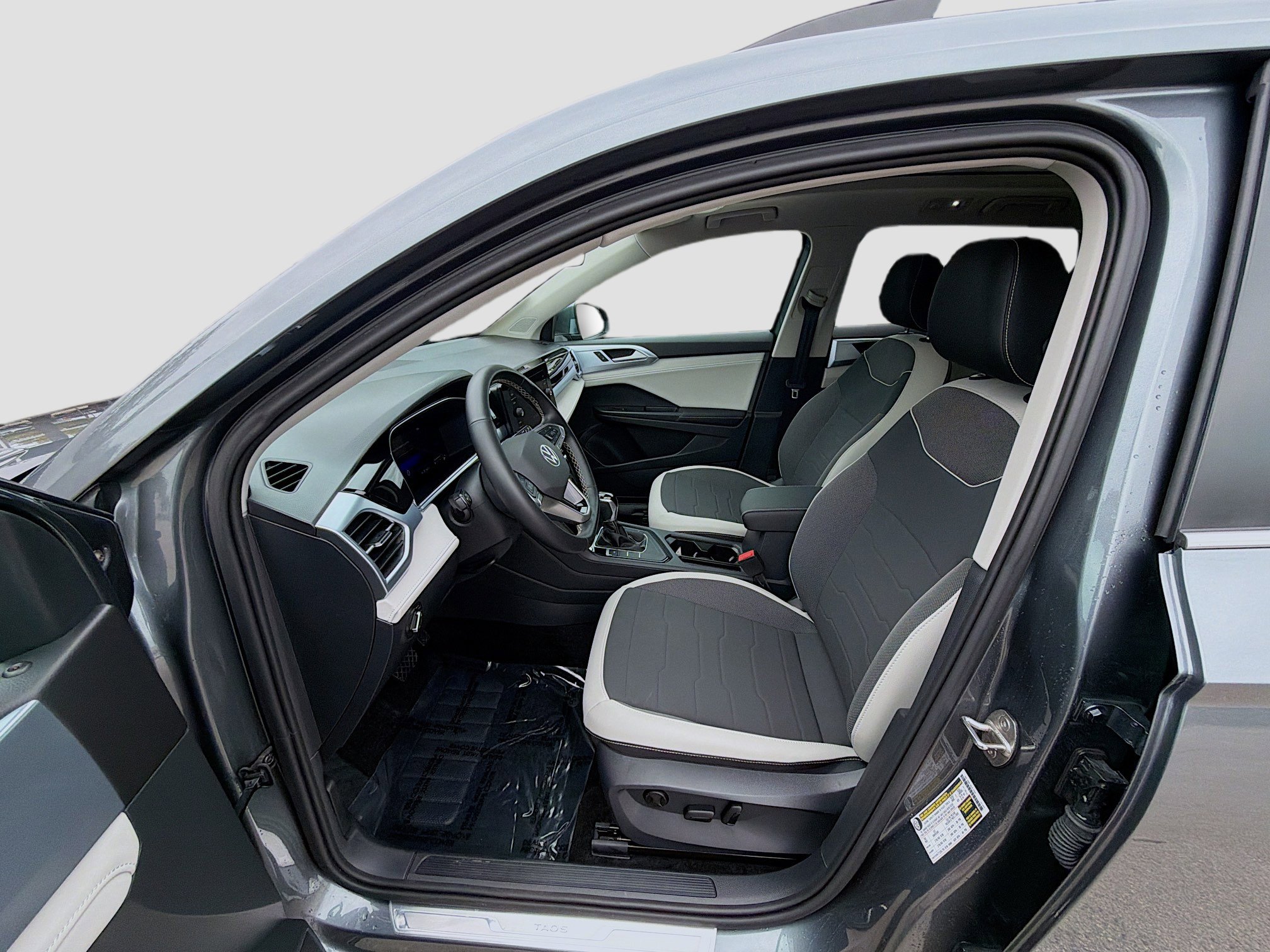 Certified 2025 Volkswagen Taos SE image 18