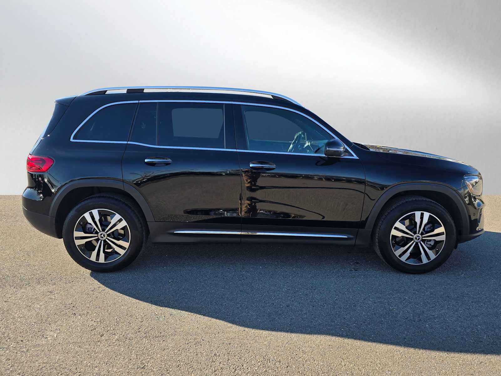 Used 2025 Mercedes-Benz GLB 250 4MATIC image 2