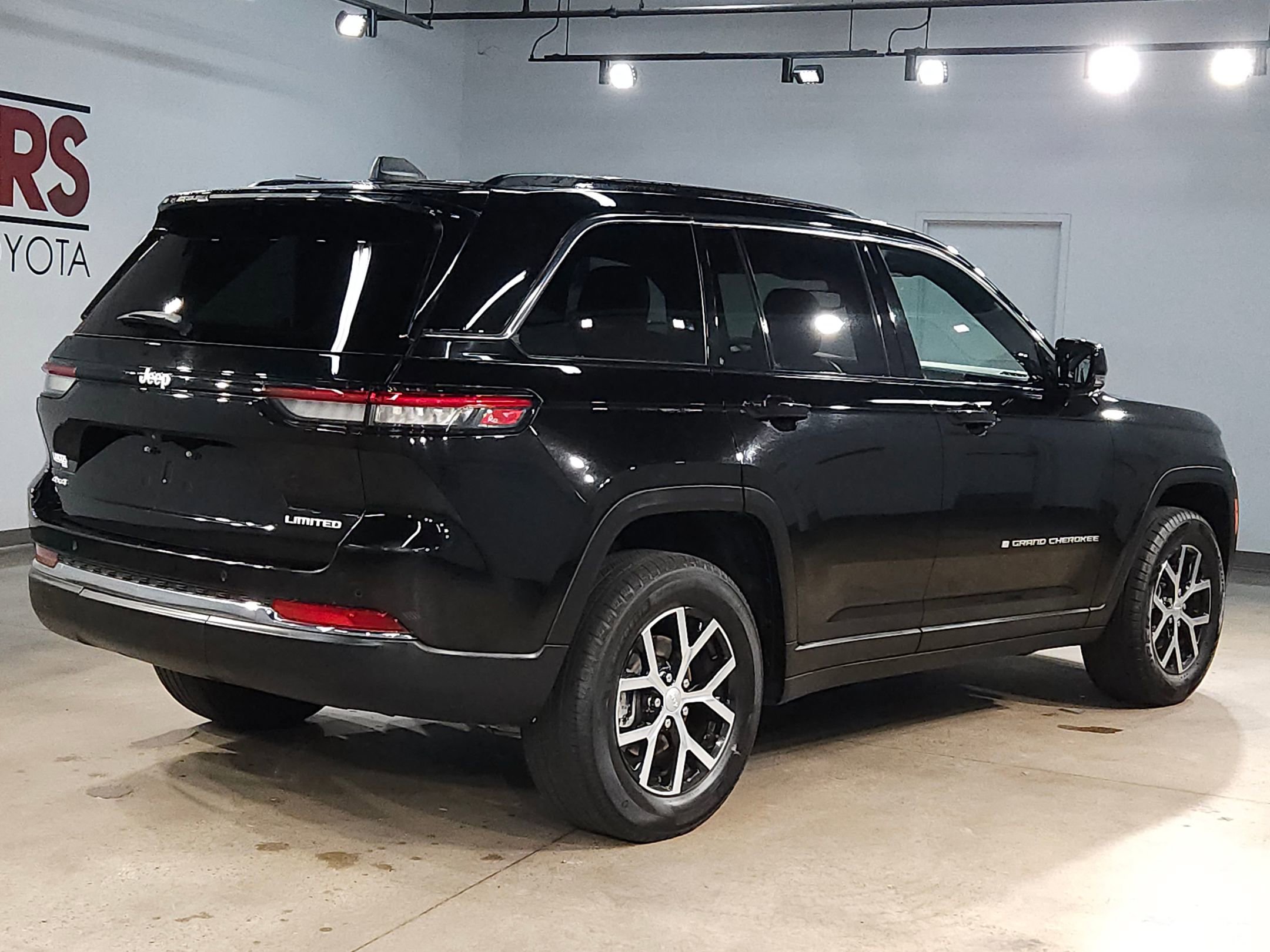 Used 2024 Jeep Grand Cherokee Limited image 7