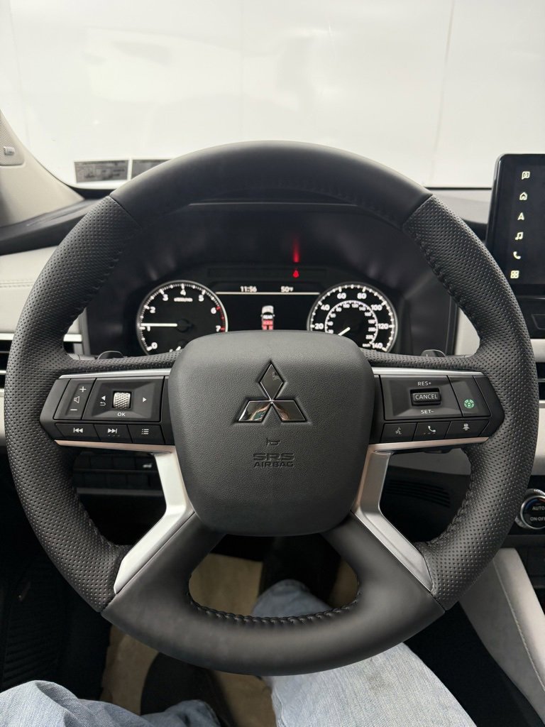 New 2025 Mitsubishi Outlander SE image 17