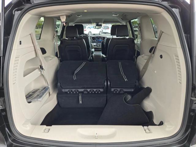 Certified 2024 Chrysler Pacifica Touring-L FWD image 14