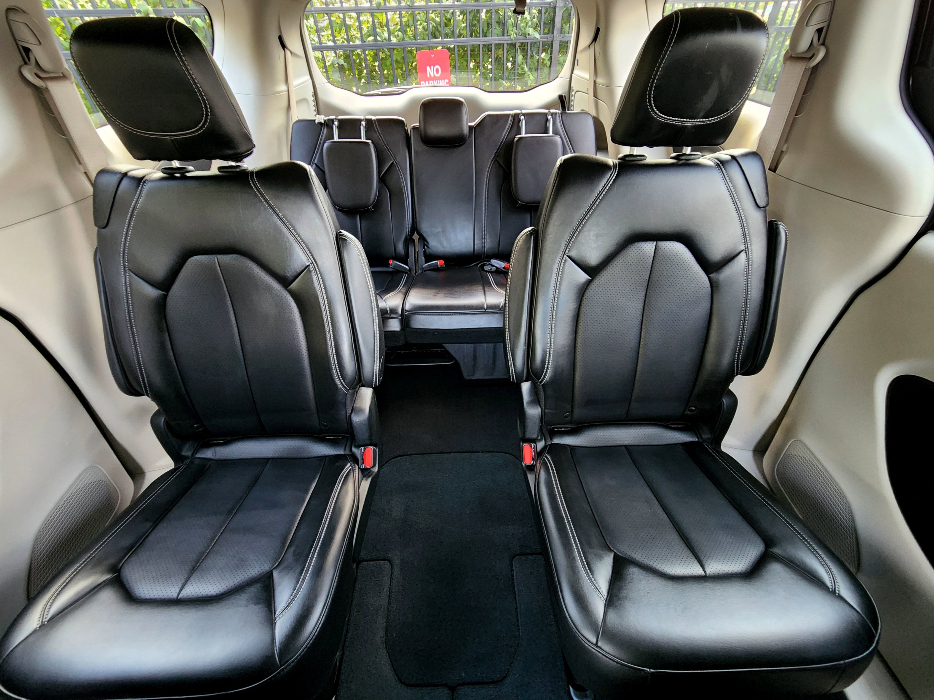 Used 2024 Chrysler Pacifica Touring-L image 32