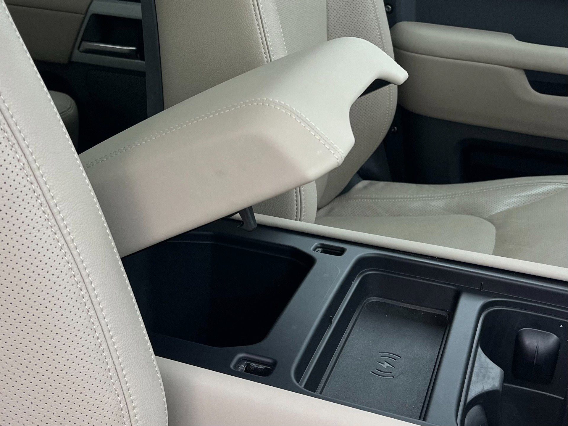 Used 2024 Land Rover Defender 110 SE image 20