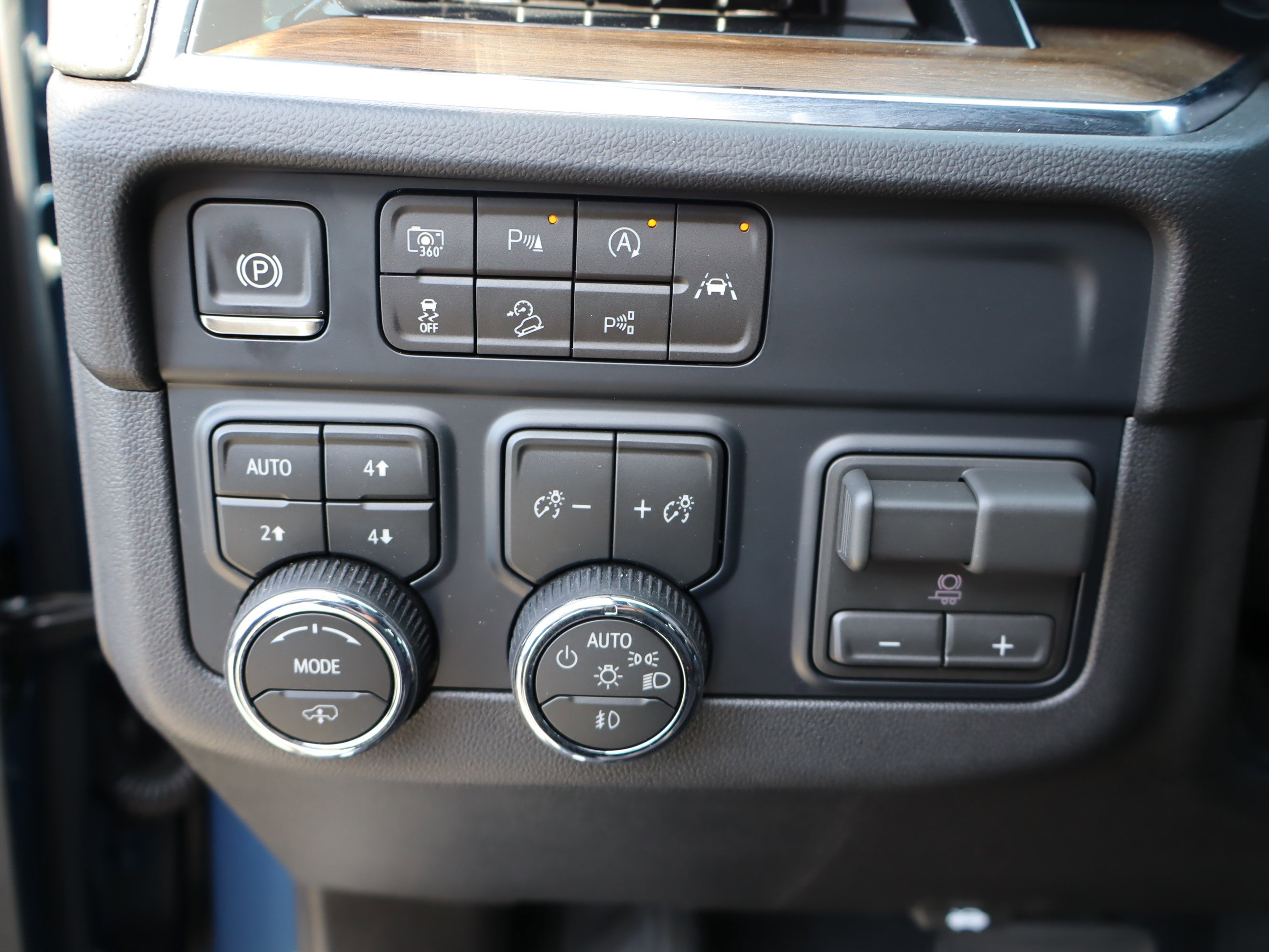 Used 2026 Chevrolet Suburban High Country AWD/4WD image 23