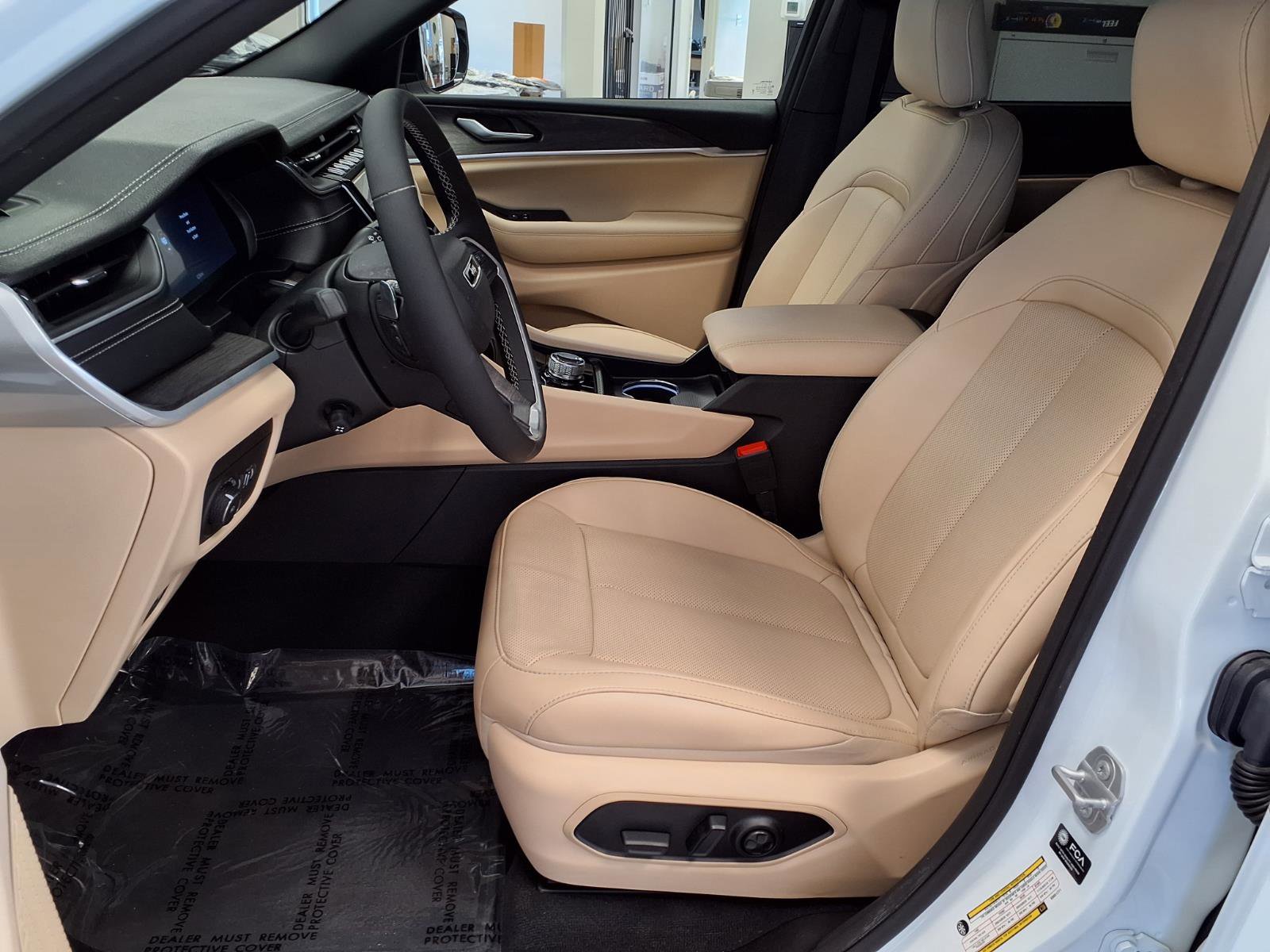 Used 2025 Jeep Grand Cherokee L Limited w/ Luxury Tech Group II RWD image 21