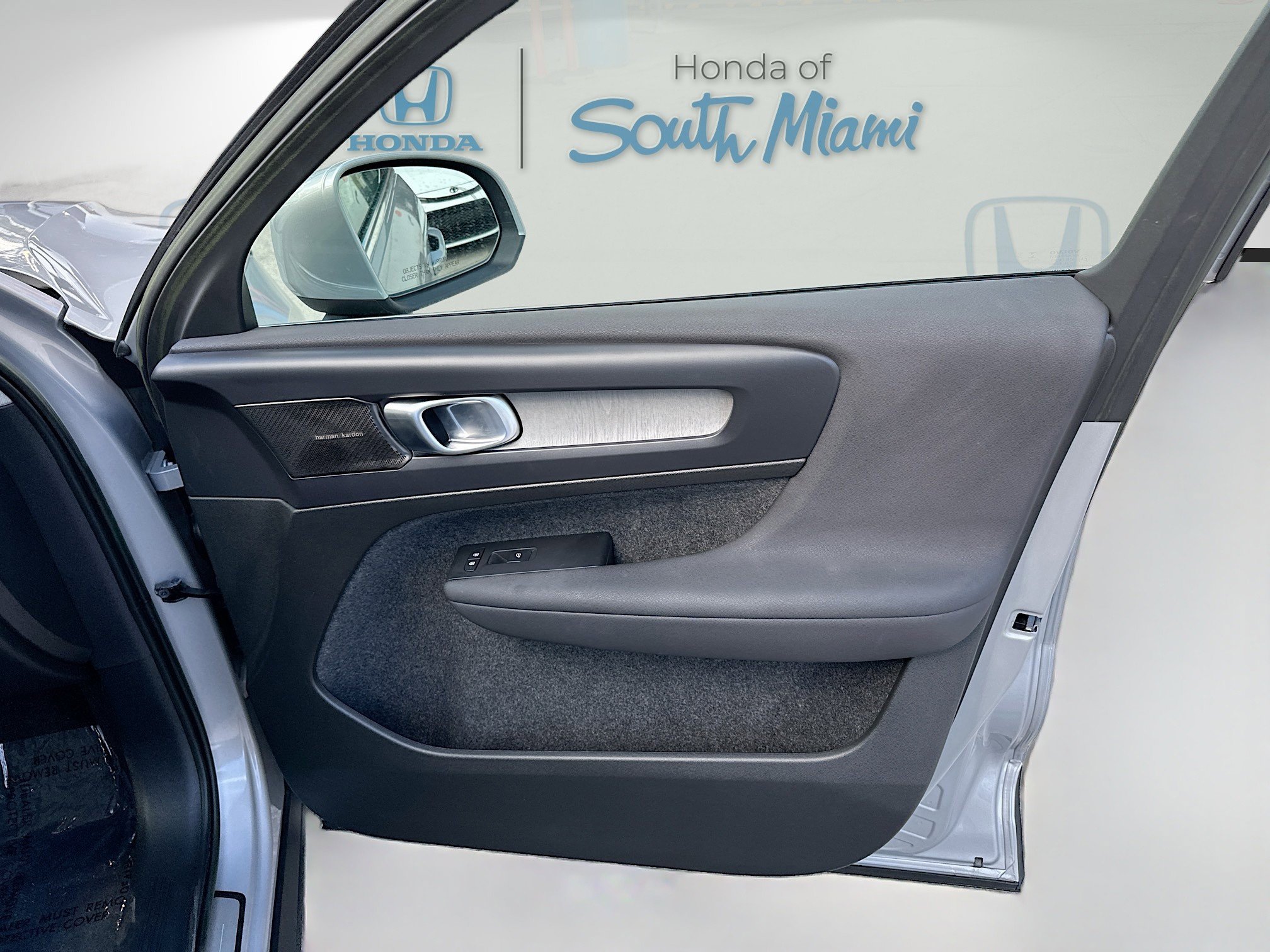 Used 2023 Volvo XC40 B5 Ultimate w/ Protection Package Premier image 34