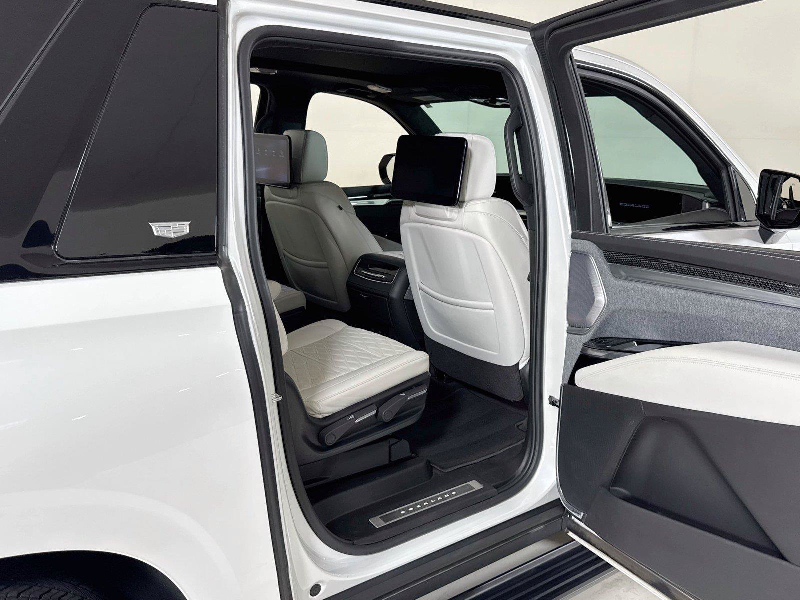 Used 2025 Cadillac Escalade ESV V AWD/4WD image 31