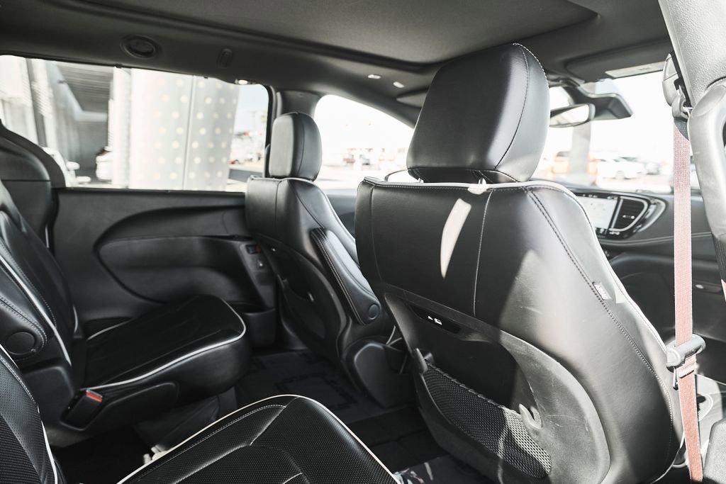Used 2025 Chrysler Pacifica Limited image 17