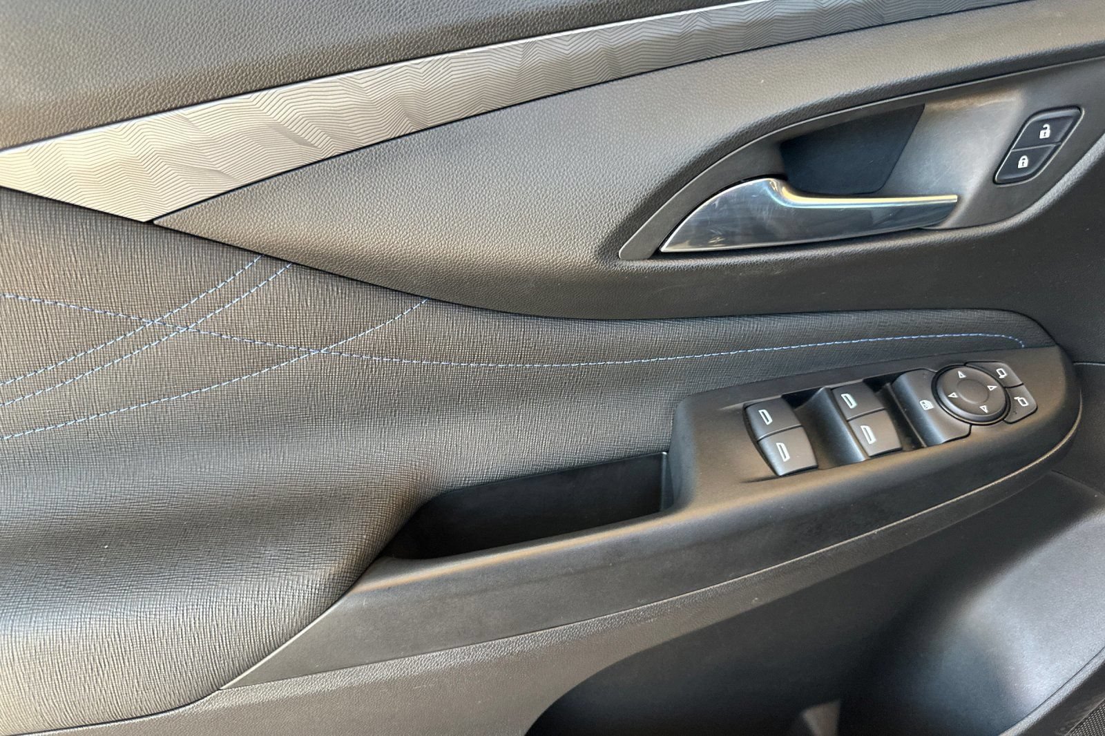 Certified 2025 Buick Envista Sport Touring FWD image 11