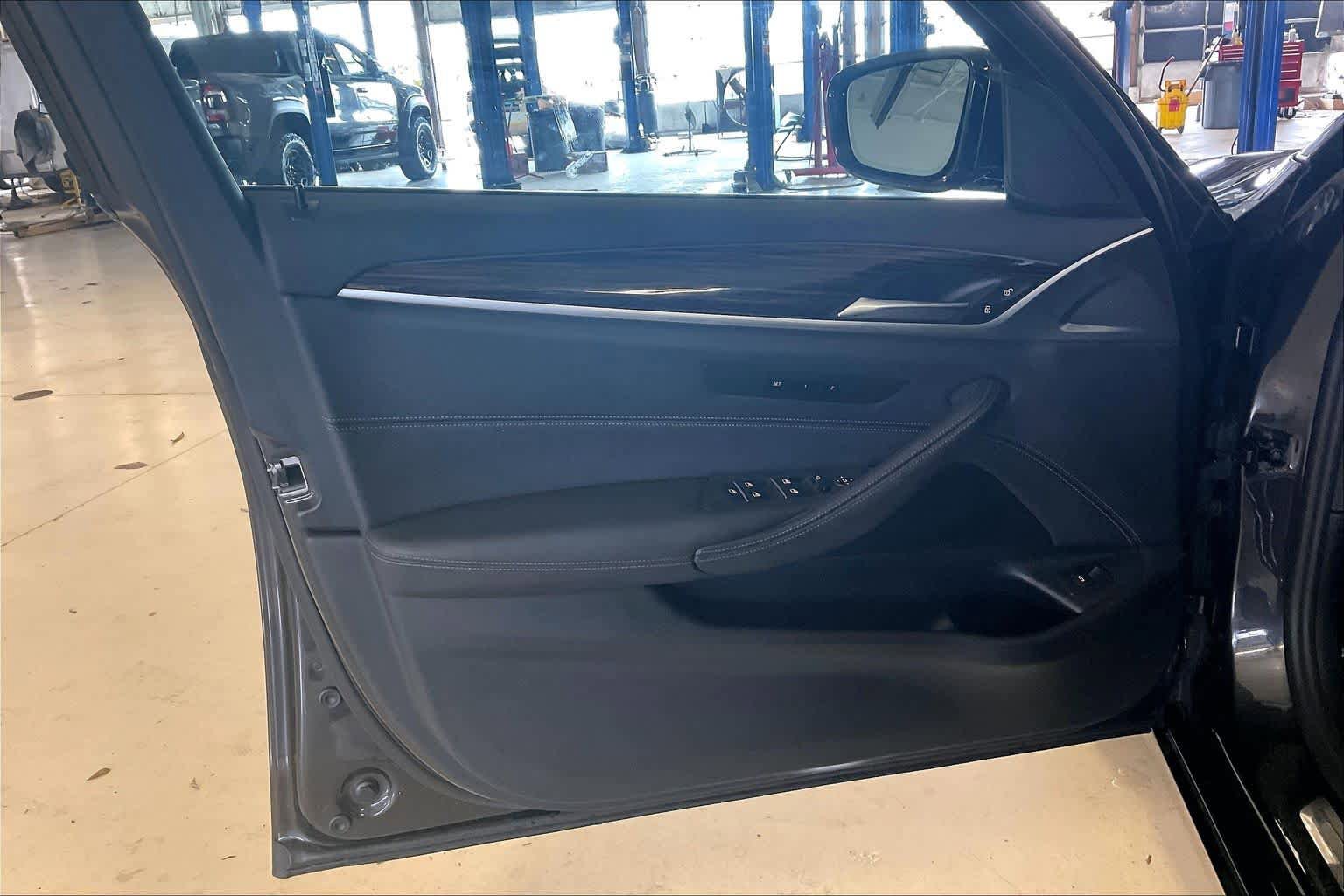 Used 2023 BMW 530i w/ Convenience Package RWD image 20