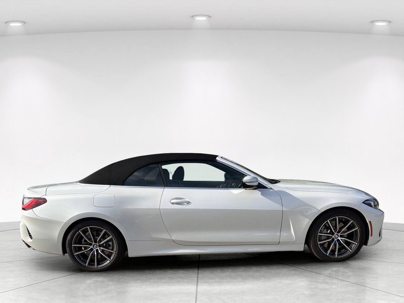 Used 2025 BMW 430i Convertible w/ Premium Package RWD image 3