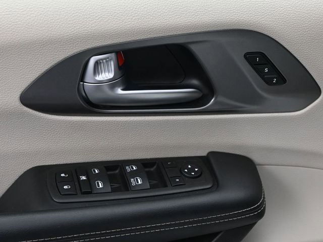 Used 2023 Chrysler Pacifica Touring-L image 10