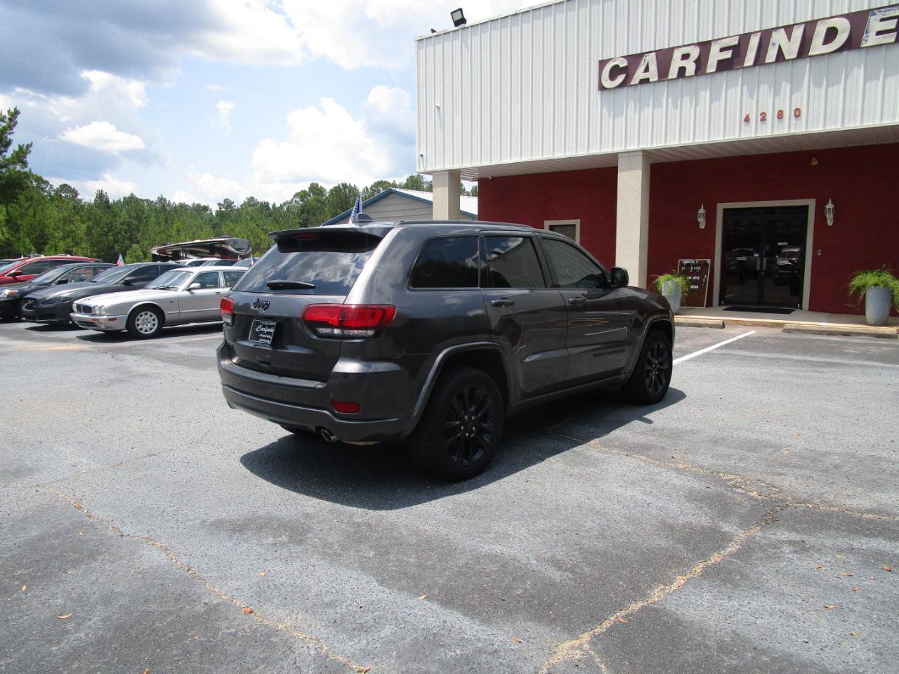 Used 2020 Jeep Grand Cherokee Altitude AWD/4WD image 5