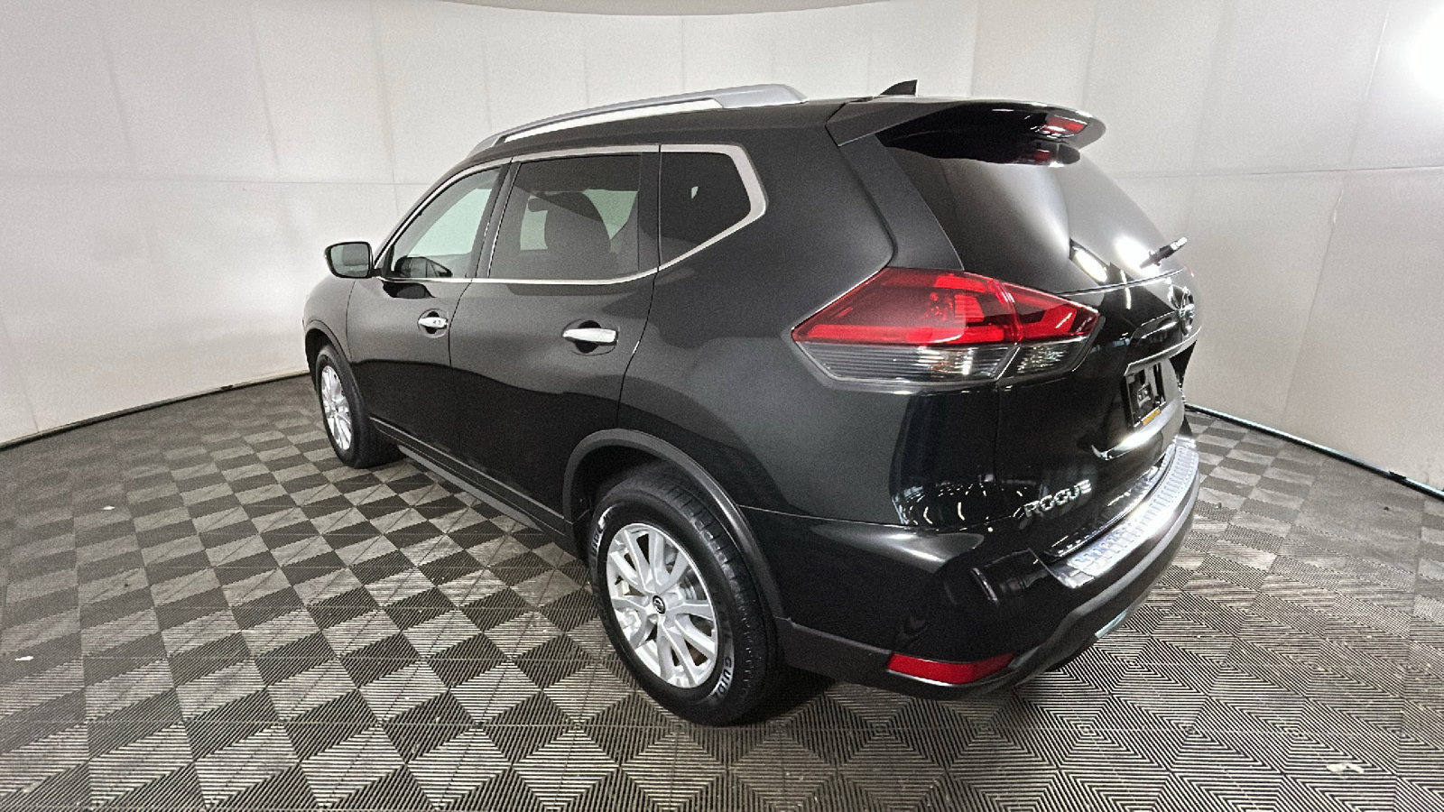 Used 2018 Nissan Rogue SV AWD/4WD image 5