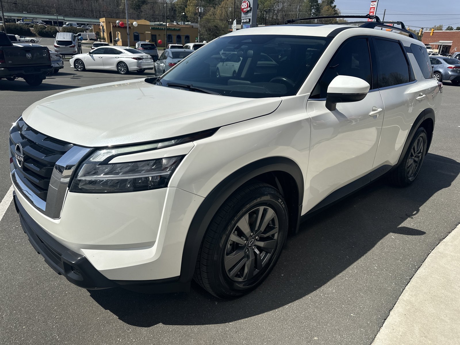 Used 2022 Nissan Pathfinder SV w/ SV Premium Package image 4