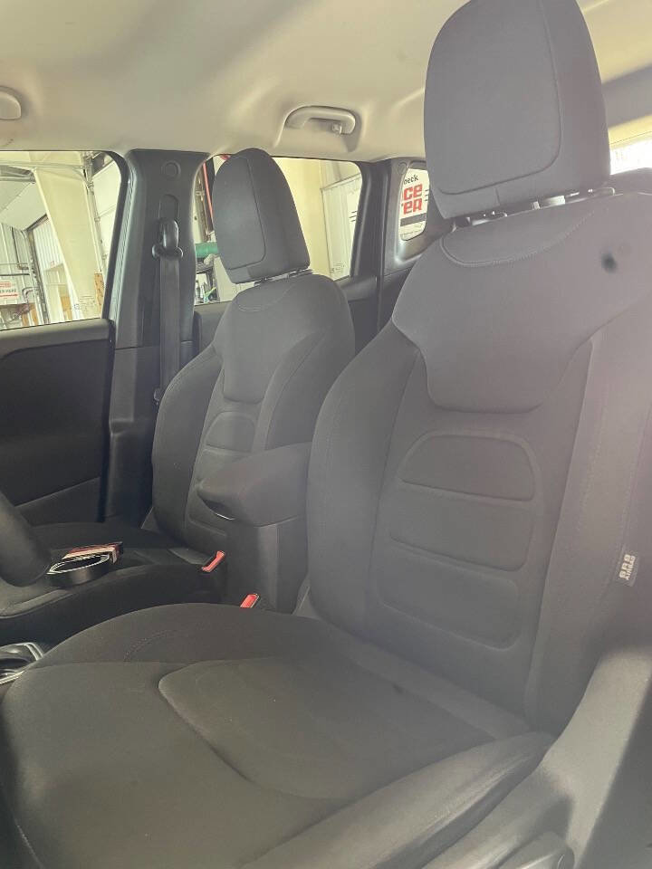 Used 2018 Jeep Renegade Latitude AWD/4WD image 7