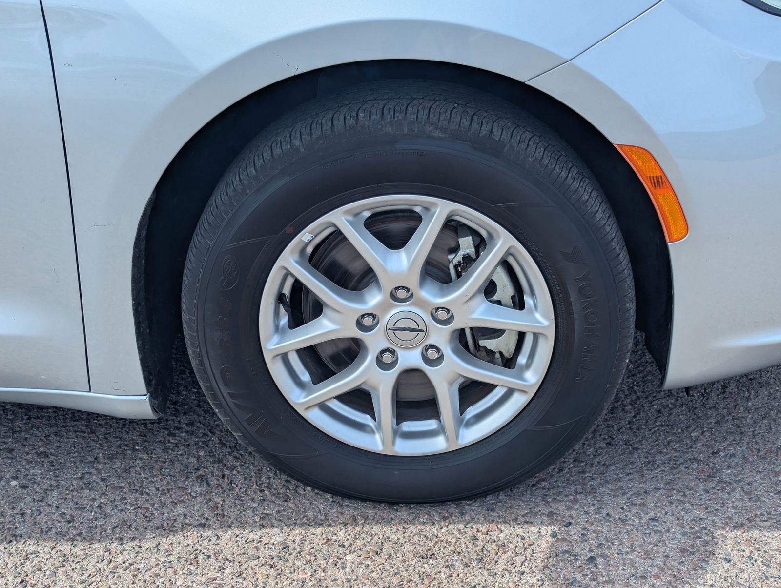 Used 2024 Chrysler Pacifica Touring-L image 9