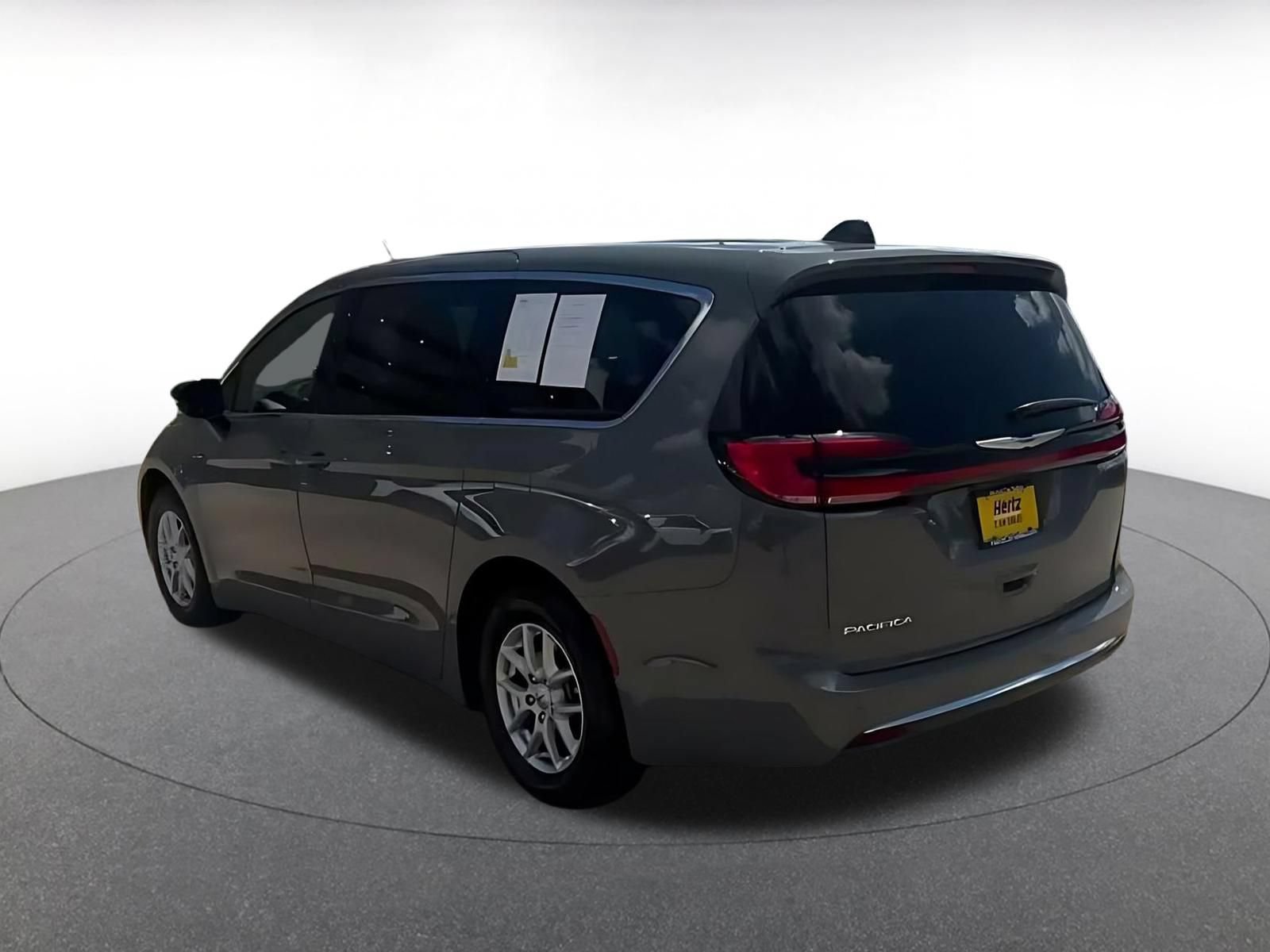 Used 2025 Chrysler Pacifica Select FWD image 9