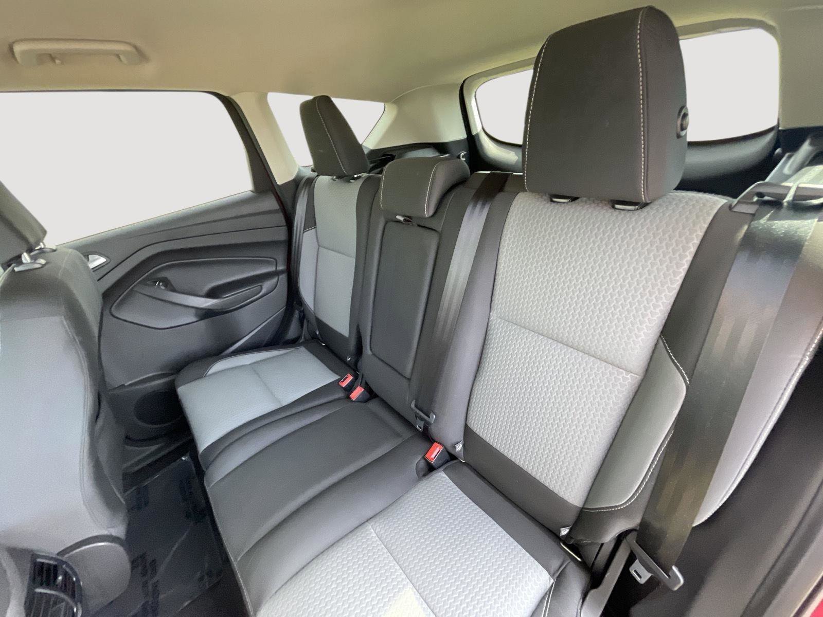 Used 2019 Ford Escape SE image 18