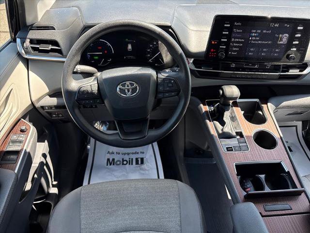 Used 2024 Toyota Sienna LE FWD image 6