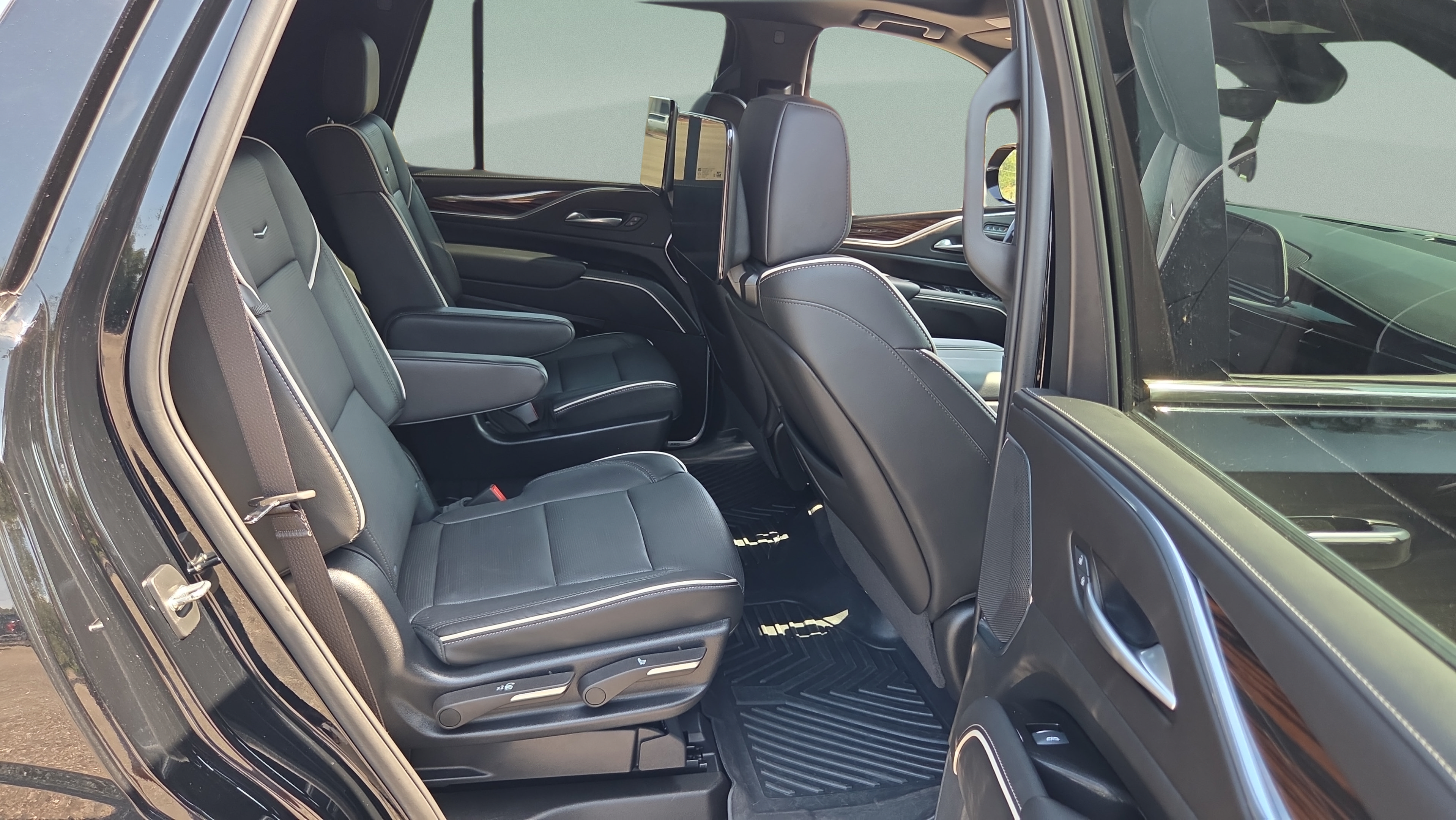 Used 2024 Cadillac Escalade Premium Luxury w/ Performance Package AWD/4WD image 15
