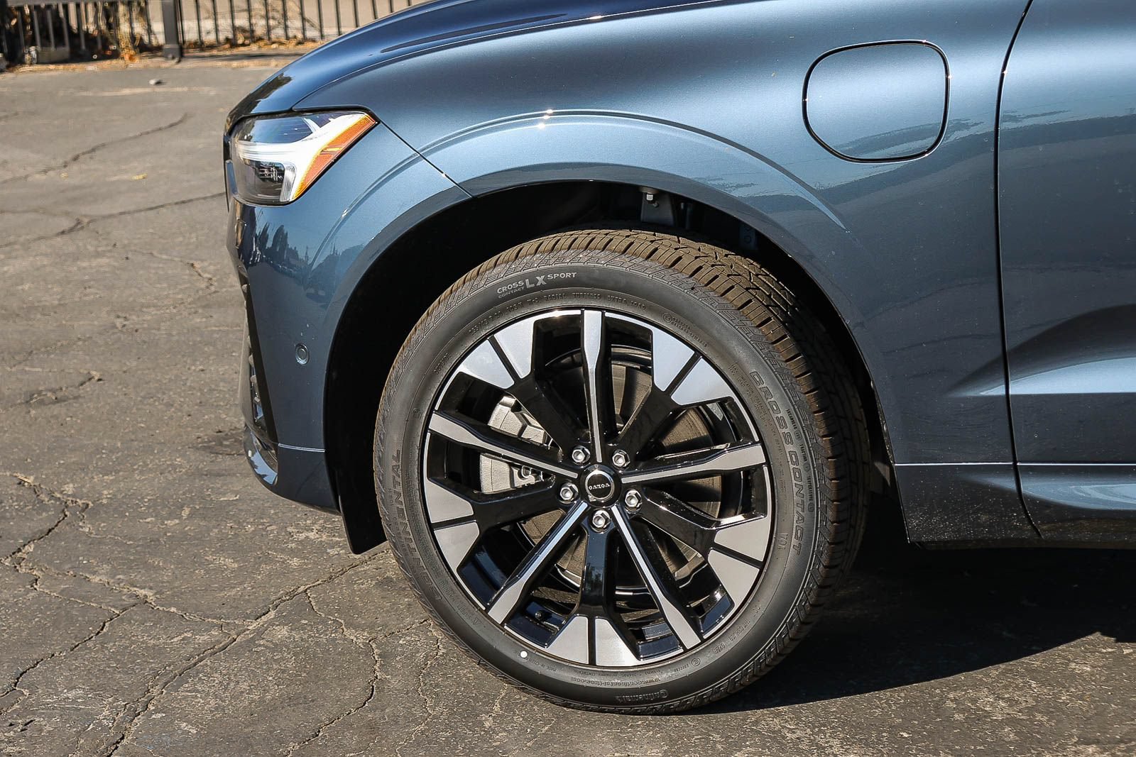 New 2026 Volvo XC60 T8 Plus w/ Climate Package AWD/4WD image 9