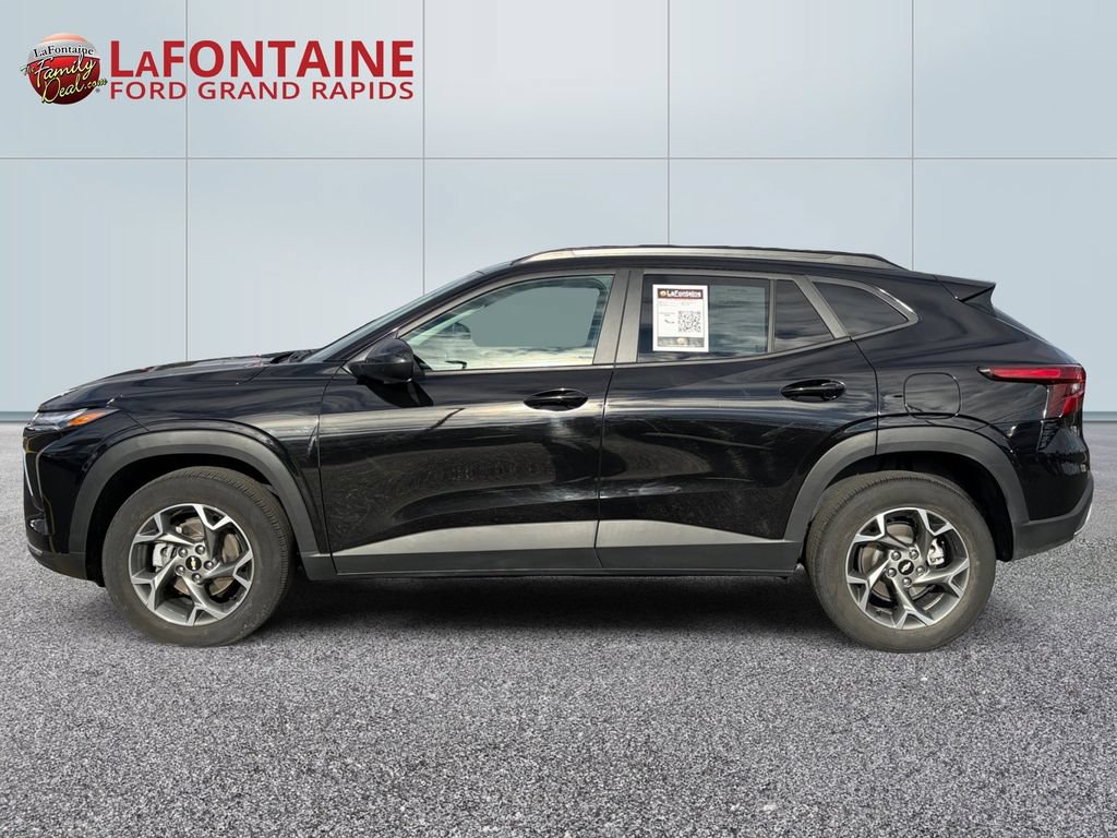 Used 2025 Chevrolet Trax LT FWD image 4