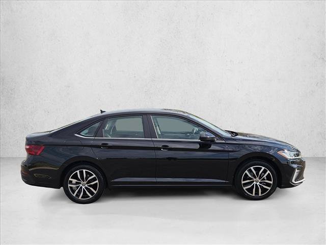 Used 2025 Volkswagen Jetta SE FWD image 4
