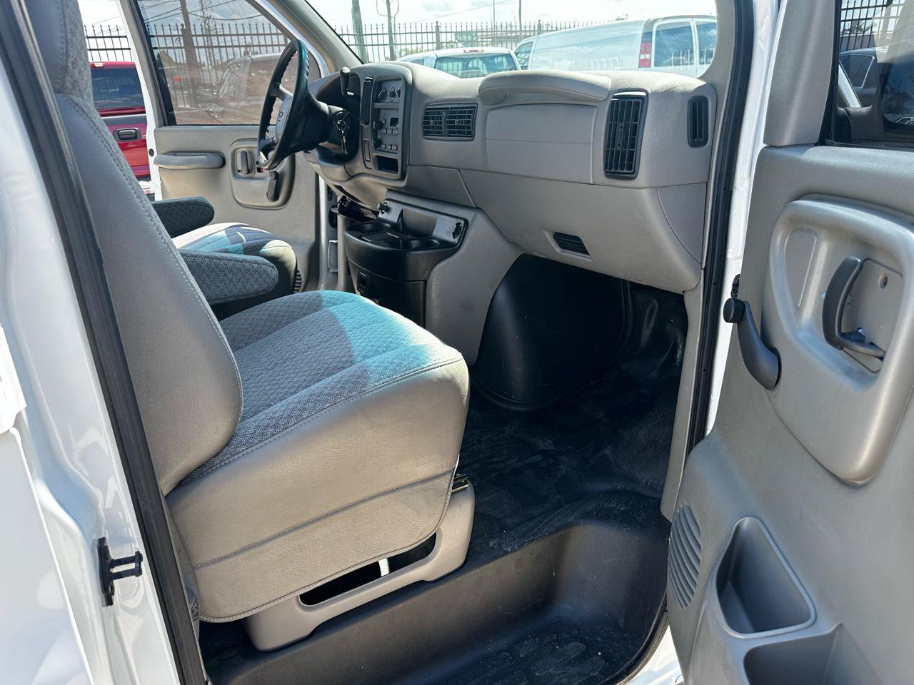 Used 2001 Chevrolet Express 1500 RWD image 62