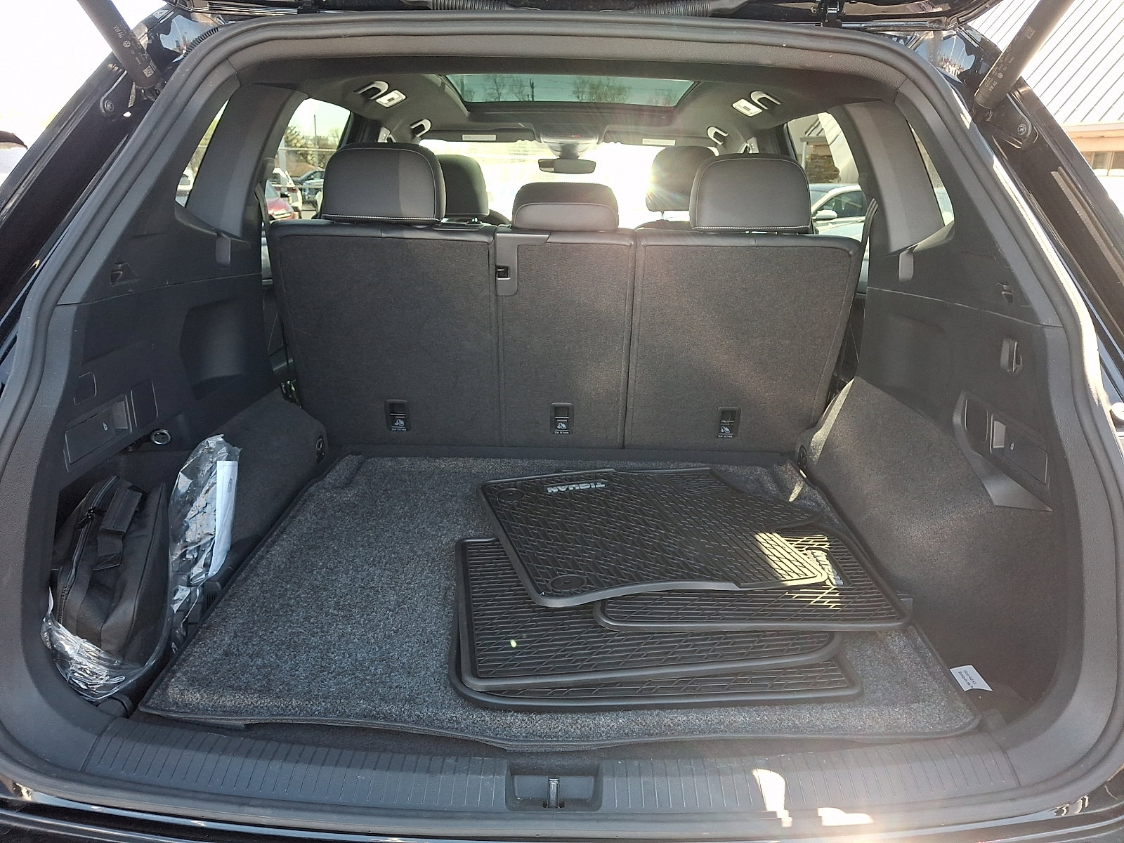 Certified 2024 Volkswagen Tiguan SE R-Line AWD/4WD image 28