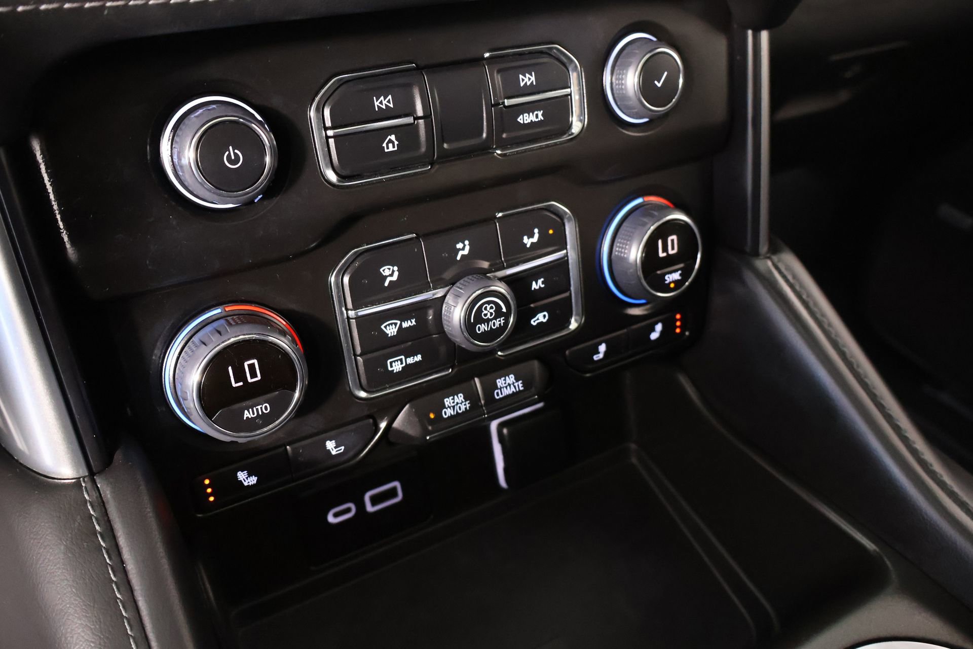 Used 2023 Chevrolet Suburban LT w/ Luxury Package image 7