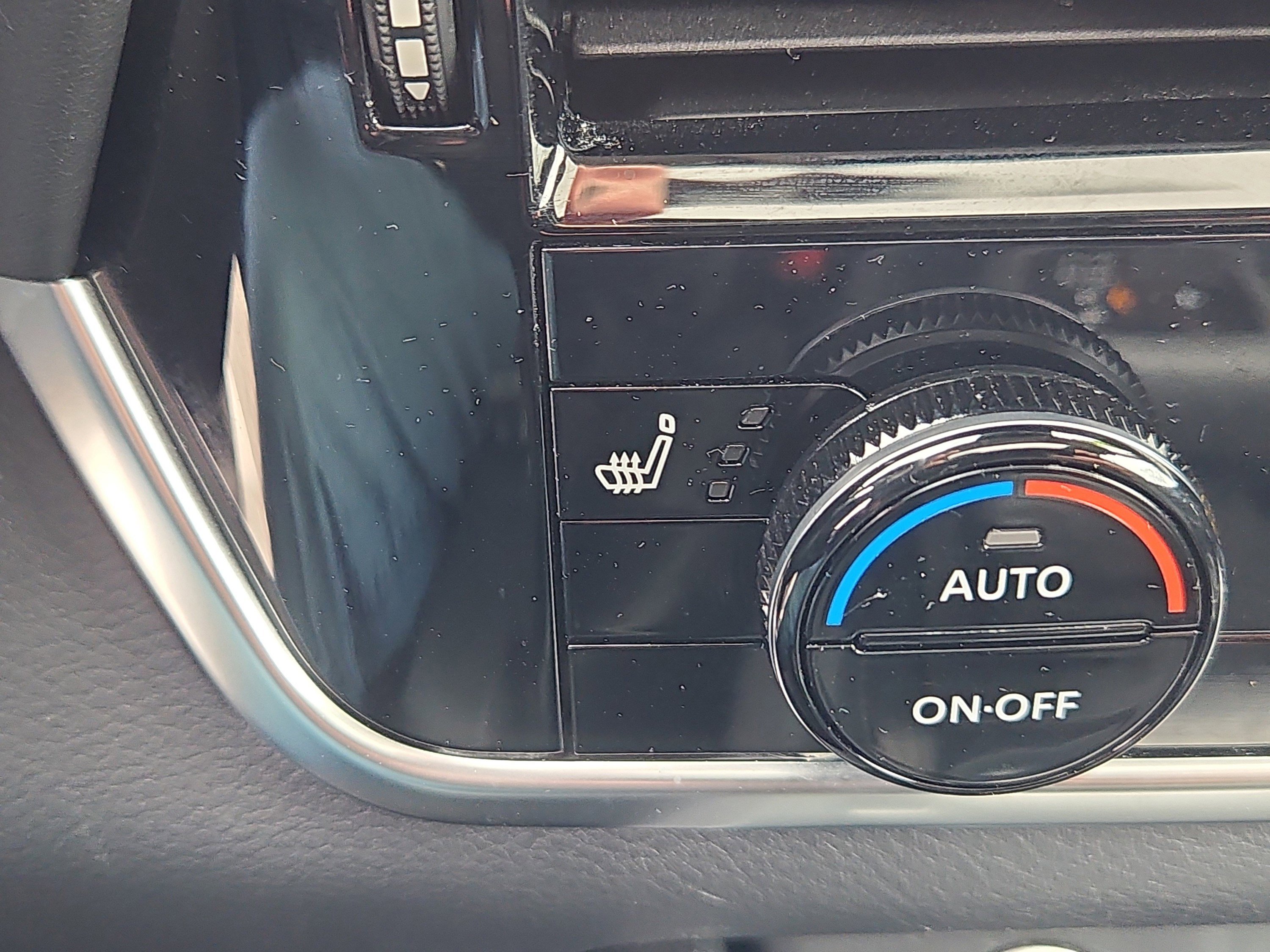 Used 2022 Nissan Rogue SV w/ SV Premium Package image 11