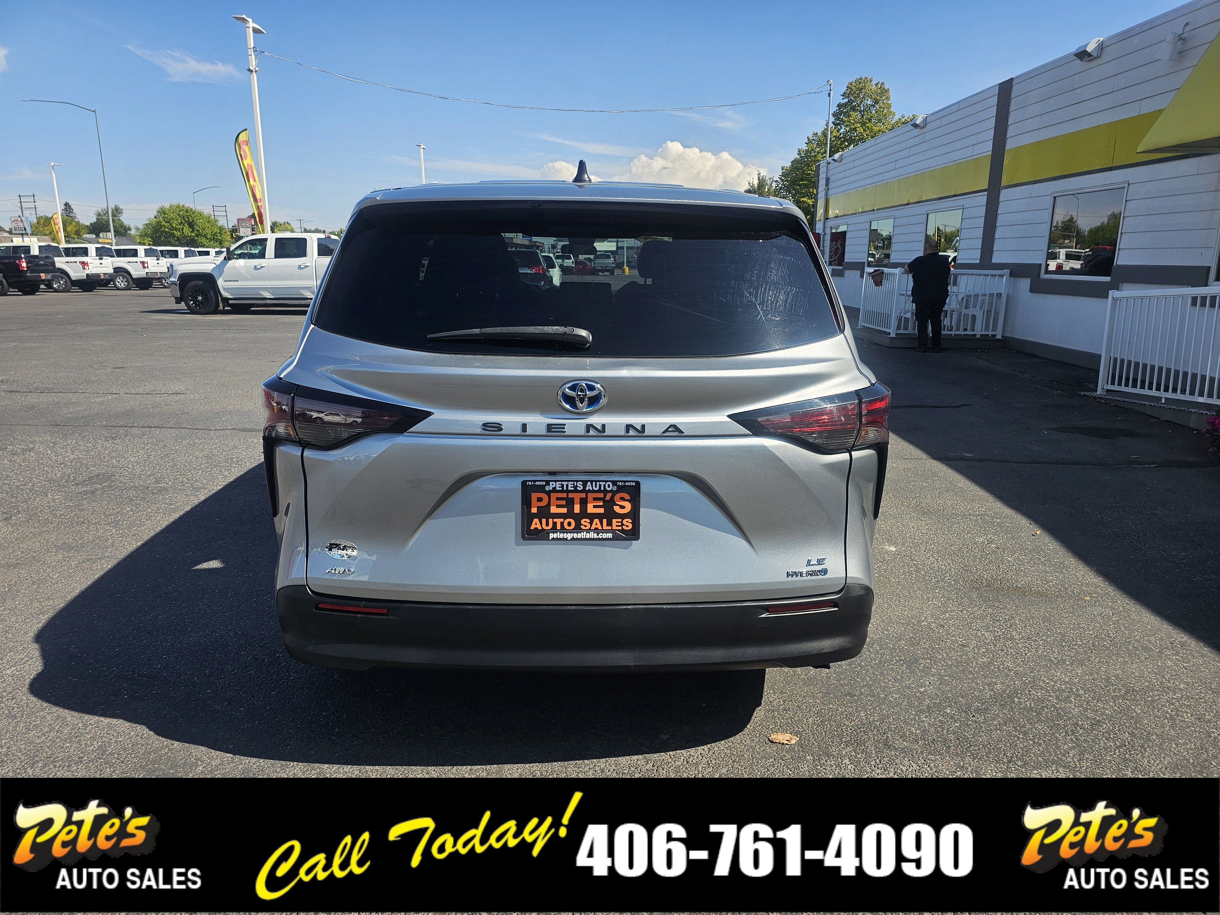 Used 2023 Toyota Sienna LE AWD/4WD image 3