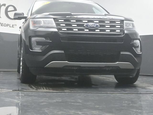 Used 2017 Ford Explorer XLT FWD image 3