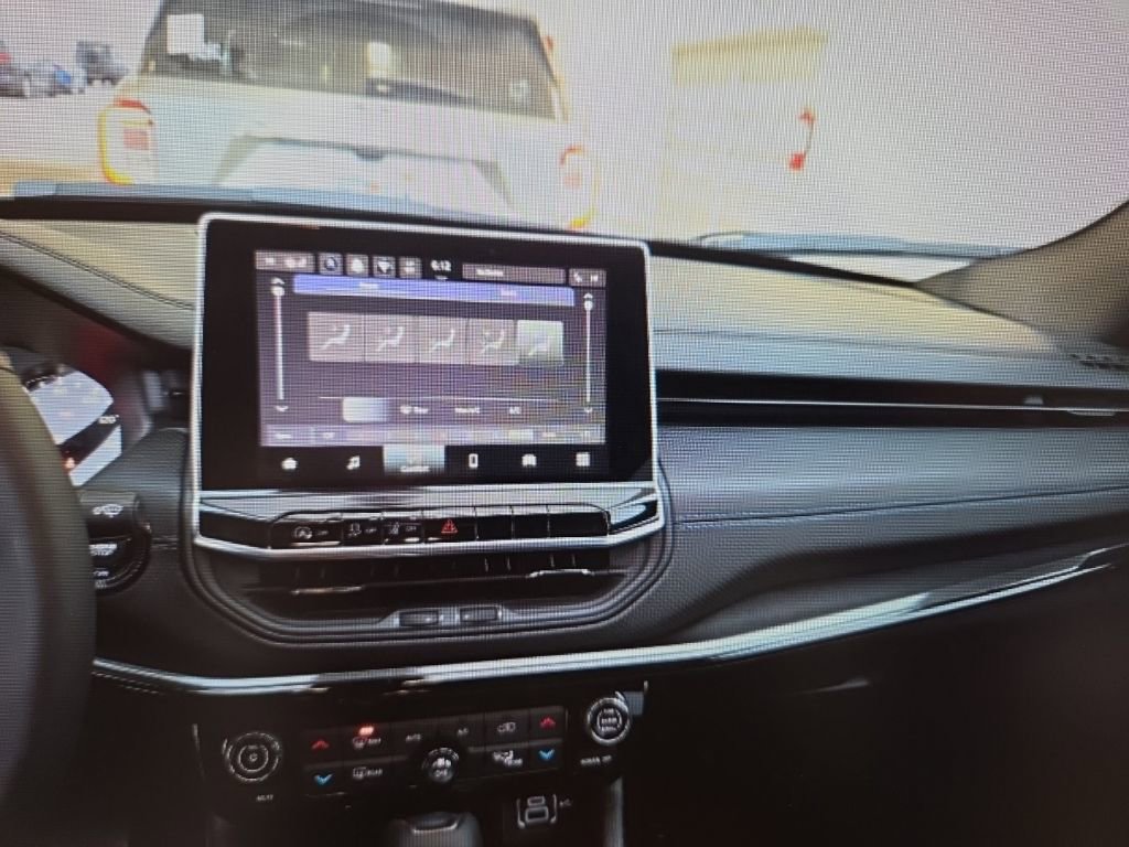 Used 2025 Jeep Compass Latitude w/ Convenience Group image 8