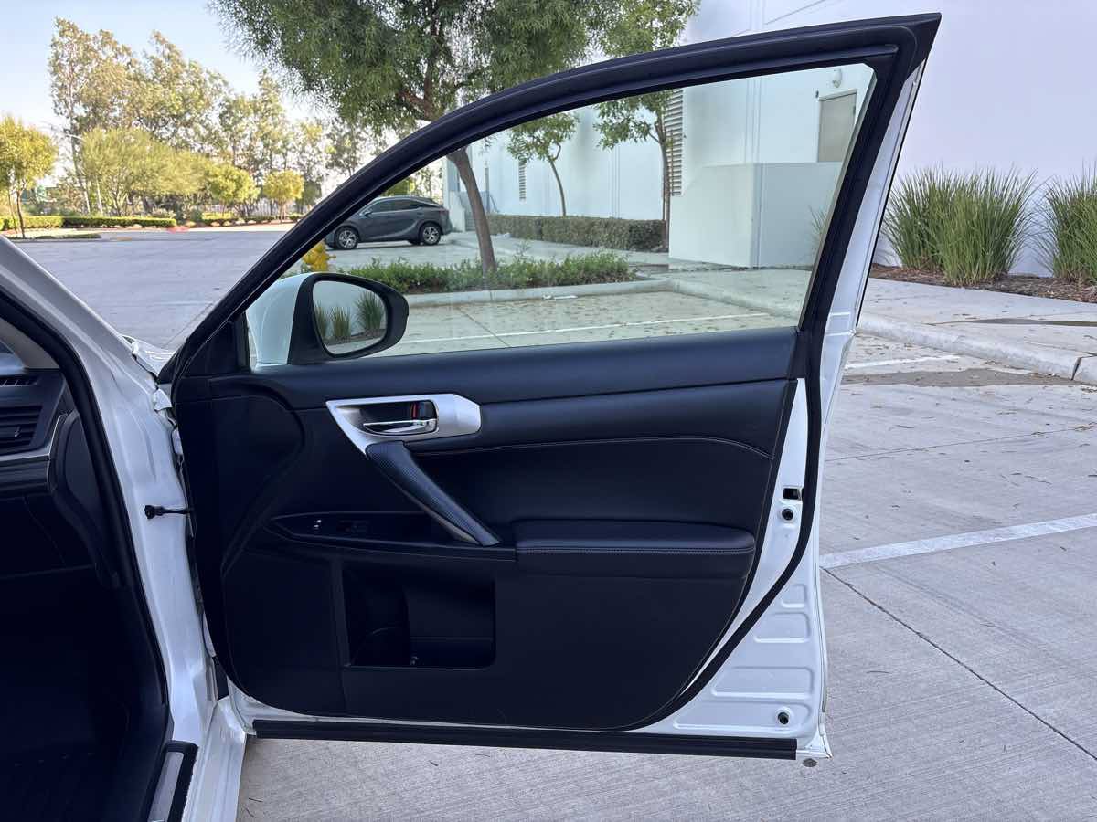 Used 2015 Lexus CT 200h FWD image 15