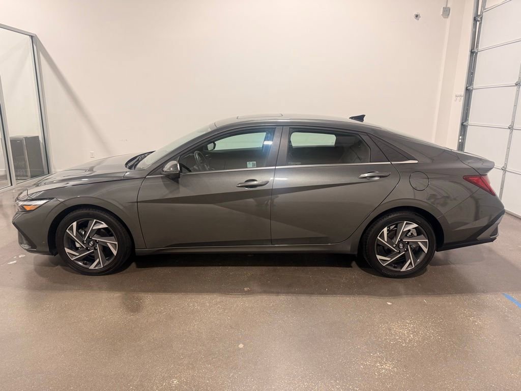 Used 2024 Hyundai Elantra Limited image 8