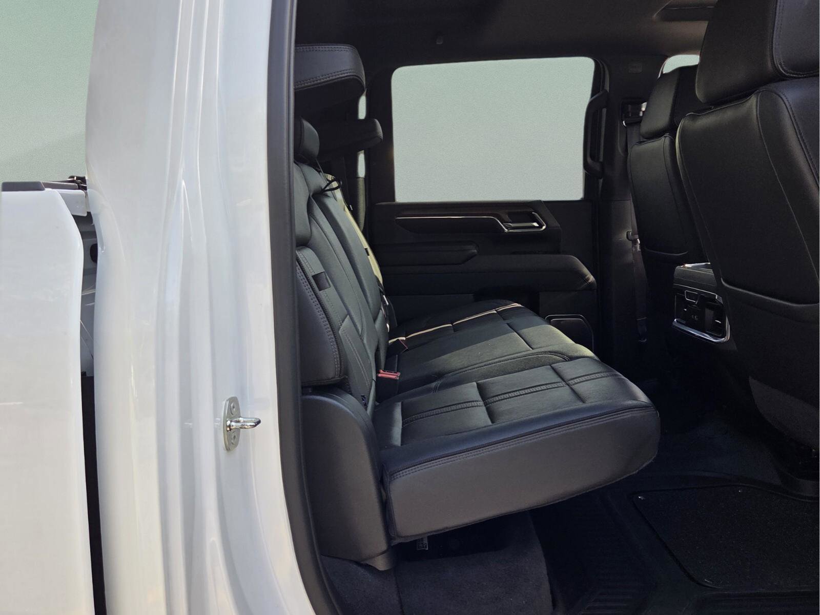 Used 2024 Chevrolet Silverado 2500 High Country w/ High Country Premium Package AWD/4WD image 17