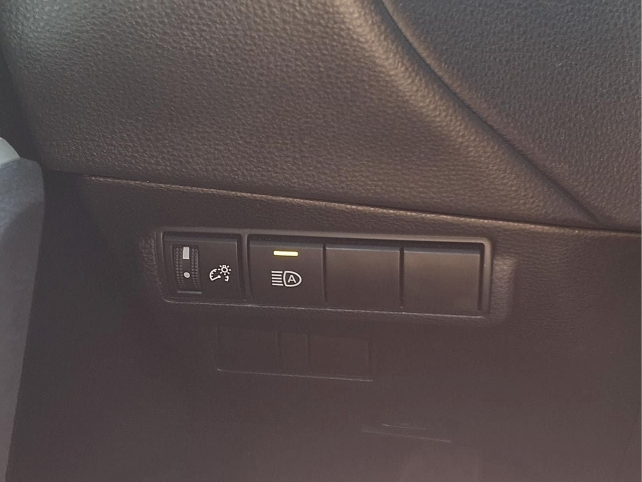 Used 2025 Toyota Corolla Cross XLE FWD image 25