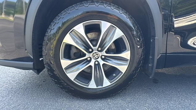 Used 2021 Toyota Highlander XLE AWD/4WD image 9