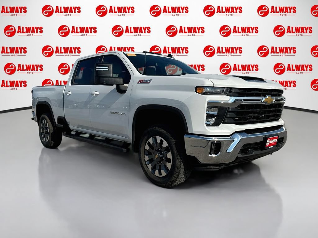 Used 2024 Chevrolet Silverado 2500 LT AWD/4WD image 3