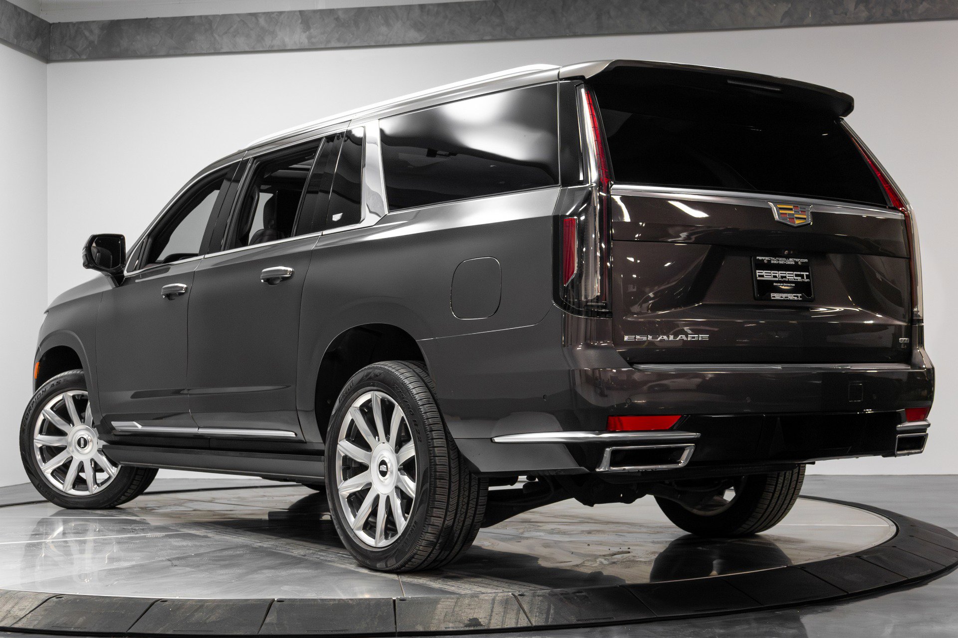 Used 2021 Cadillac Escalade ESV Premium Luxury Platinum w/ Heavy-Duty Trailer Package image 47