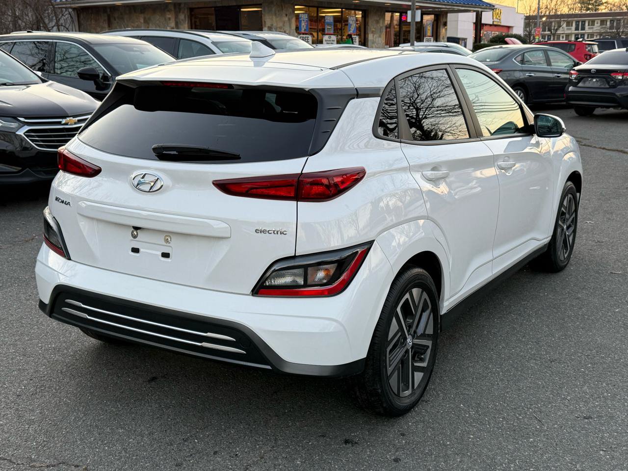 Used 2023 Hyundai Kona SEL FWD image 6